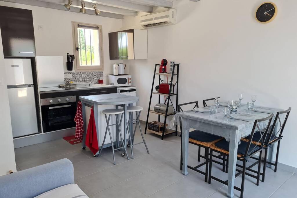Appart Cosy Avec Son Exterieur Chaleureux,Piscine Et Parking Prive Fontvieille Exterior photo